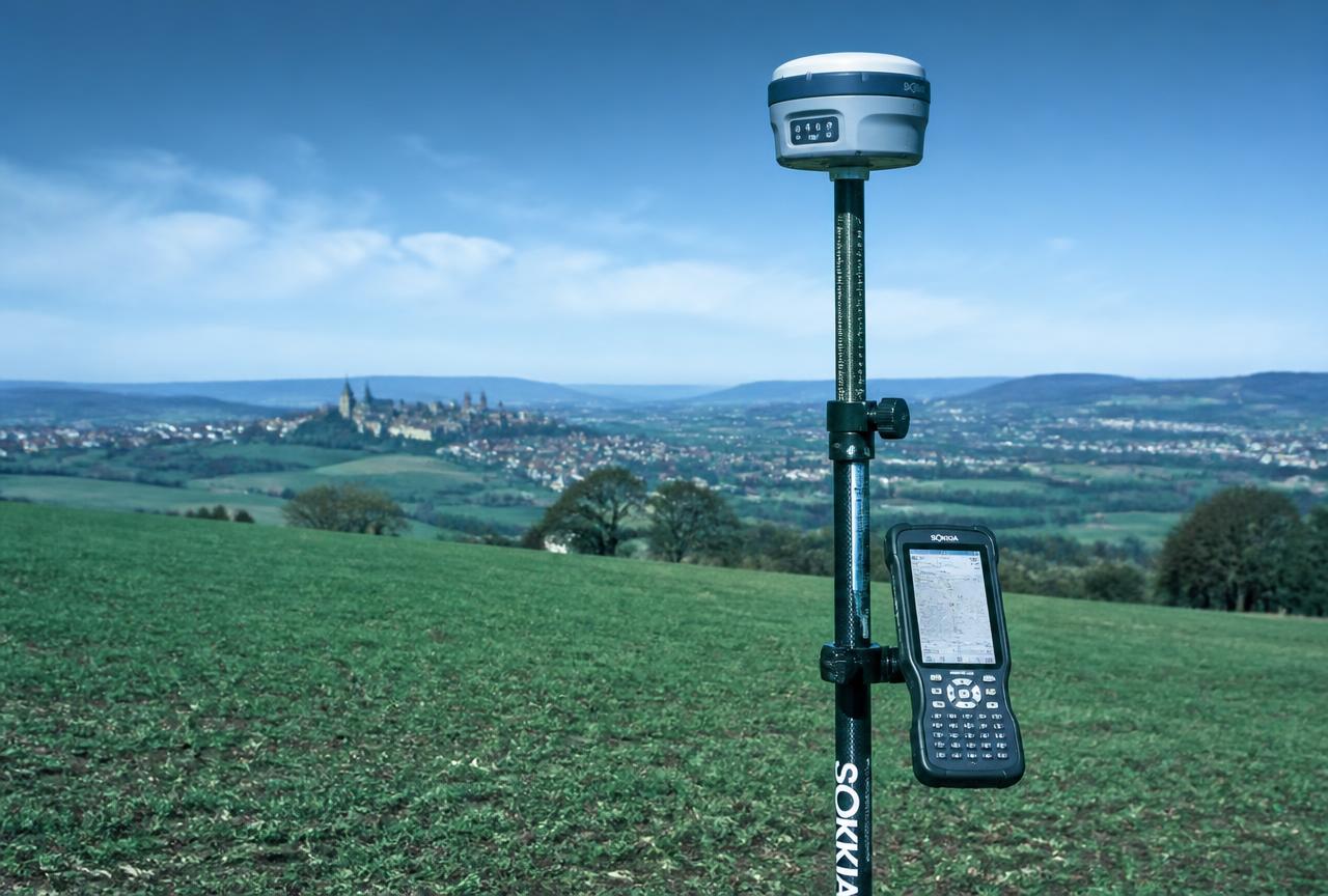 Odbiornik GNSS podczas pomiarów terenowych w okolicach Krakowa